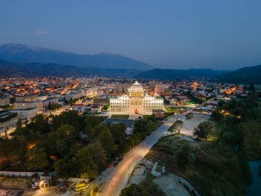 Osum Nehri üzerindeki Berat kasabasında gün batımı, beyaz Osmanlı evleriyle tanınıyor. Aynı zamanda 