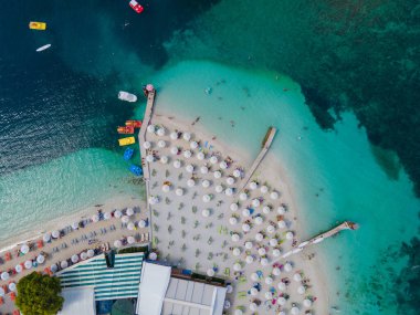 Arnavutluk Riviera 'nın Ksamil kentinin panoramik manzarası. Ksamil adaları Saranda yakınlarında yer alır. Üst Manzara. Güzel varış yerleri. Yüksek kalite fotoğraf