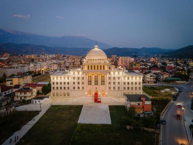 Osum Nehri üzerindeki Berat kasabasında gün batımı, beyaz Osmanlı evleriyle tanınıyor. Ayrıca Bin Pencere Şehri olarak da bilinir. Kalenin altındaki yamaca karşı inşa edilmiştir..