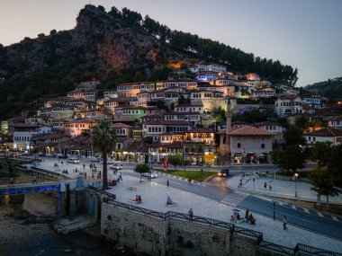 Osum Nehri üzerindeki Berat kasabasında gün batımı, beyaz Osmanlı evleriyle tanınıyor. Aynı zamanda 