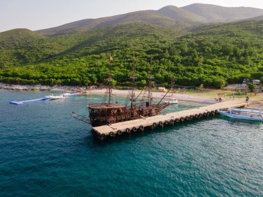 Arnavutluk Riviera 'nın Ksamil kentinin panoramik manzarası. Ksamil adaları Saranda yakınlarında yer alır. Üst Manzara. Güzel varış yerleri. Yüksek kalite fotoğraf