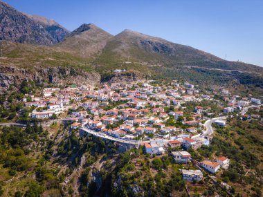 Dağların yamacında beyaz evleri olan Dhermi 'nin sahil köyü. Arnavutluk. Yüksek kalite fotoğraf