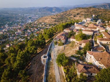 Arnavutluk 'ta yer alan eski Berat Şatosu ve günbatımındaki antik mahallelerinin hava manzarası. Fotoğraf İHA ile çekildi