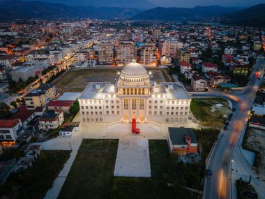 Osum Nehri üzerindeki Berat kasabasında gün batımı, beyaz Osmanlı evleriyle tanınıyor. Aynı zamanda 
