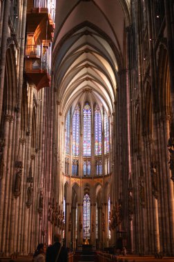 7 Mart 2025. Köln Katedrali 'nin göz kamaştırıcı manzarası yükselen mahzenini ve görkemli kubbesini aydınlatıyor. Hohe Domkirche Sankt Petrus olarak da bilinen bu Gotik başyapıt Almanya 'nın Köln kentinde duruyor.