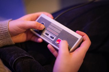 Oyunların altın çağından kalma klasik bir joystick klasik atari ve konsol deneyimlerinin nostaljisini geri getiriyor. Eski tarz oyun meraklıları için gerçek bir denetleyici.