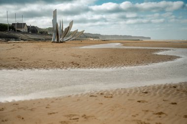Saint-Laurent-sur-Mer, Fransa - 9 Nisan 2025: Saint-Laurent-sur-Mer 'deki Omaha Plajı Anıtı, Haziran 1944' teki çıkartma sırasında karaya çıkanları onurlandırıyor..