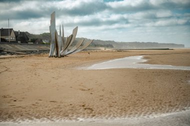 Saint-Laurent-sur-Mer, Fransa - 9 Nisan 2025: Saint-Laurent-sur-Mer 'deki Omaha Plajı Anıtı, Haziran 1944' teki çıkartma sırasında karaya çıkanları onurlandırıyor..