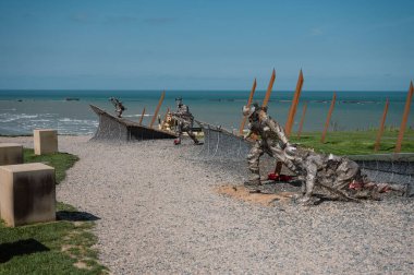 Arromanches-les-Bains, Fransa - 9 Nisan 2025: Fransa 'nın Arromanches-les-Bains kentindeki çıkartmalar sırasında koşan ve savaşan askerlerin dramatik heykeli. 