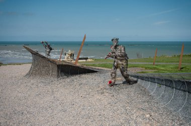 Arromanches-les-Bains, Fransa - 9 Nisan 2025: Fransa 'nın Arromanches-les-Bains kentindeki çıkartmalar sırasında koşan ve savaşan askerlerin dramatik heykeli. 