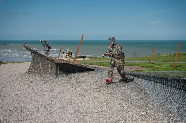 Arromanches-les-Bains, Fransa - 9 Nisan 2025: Fransa 'nın Arromanches-les-Bains kentindeki çıkartmalar sırasında koşan ve savaşan askerlerin dramatik heykeli. 