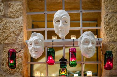 Citta Vittoriosa, Malta - 8 Ekim 2022: İki dekoratif maske ve birkaç mum, mum ışığı festivali sırasında Birgu 'da sıcak ve gizemli bir atmosfer yaratır.