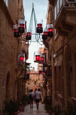 Citta Vittoriosa, Malta - 8 Ekim 2022: Birgufest sırasında mumlarla parlayan antik Citta Vittoriosa caddeleri gibi insanlar Birgu 'nun Candlelight' taki büyülü atmosferinin tadını çıkarıyorlar.