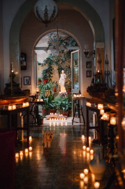 Citta Vittoriosa, Malta - 8 Ekim 2022: Candlelight festivali sırasında Birgu 'da sıcak ve büyüleyici bir ortam yaratan sayısız parlayan mumla dolu güzel dekore edilmiş bir oda