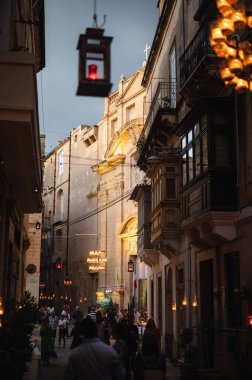 Citta Vittoriosa, Malta - 8 Ekim 2022: Birgufest sırasında mumlarla parlayan antik Citta Vittoriosa caddeleri gibi insanlar Birgu 'nun Candlelight' taki büyülü atmosferinin tadını çıkarıyorlar.