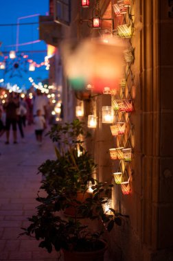 Citta Vittoriosa, Malta - 8 Ekim 2022: Birgu 'nun Birgu antik duvarlarında mum parlaması, mum ışığı festivali sırasında sıcak ve büyülü bir ortam yaratır.
