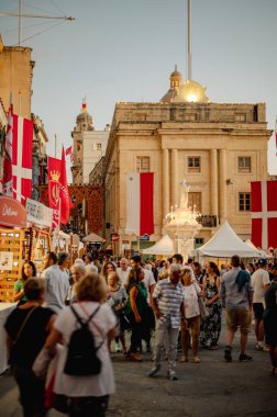 Citta Vittoriosa, Malta - 8 Ekim 2022: Birgufest sırasında mumlarla parlayan antik Citta Vittoriosa caddeleri gibi insanlar Birgu 'nun Candlelight' taki büyülü atmosferinin tadını çıkarıyorlar.