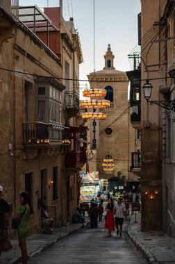 Citta Vittoriosa, Malta - 8 Ekim 2022: Birgufest sırasında mumlarla parlayan antik Citta Vittoriosa caddeleri gibi insanlar Birgu 'nun Candlelight' taki büyülü atmosferinin tadını çıkarıyorlar.