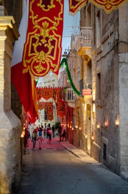 Citta Vittoriosa, Malta - 8 Ekim 2022: Birgufest sırasında mumlarla parlayan antik Citta Vittoriosa caddeleri gibi insanlar Birgu 'nun Candlelight' taki büyülü atmosferinin tadını çıkarıyorlar.
