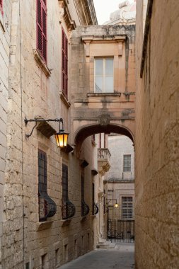 Geleneksel mimari, renkli balkonlar ve eşsiz bir atmosferle dolu tarihi Valletta sokakları ziyaretçileri güzelliğini keşfetmeye çağırıyor..