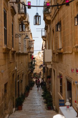 Citta Vittoriosa, Malta - 8 Ekim 2022: Birgufest sırasında mumlarla parlayan antik Citta Vittoriosa sokakları gibi insanlar Birgu 'nun mum ışığında büyülü atmosferinin tadını çıkarıyorlar.