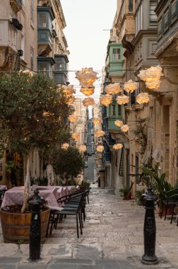 Geleneksel mimari, renkli balkonlar ve eşsiz bir atmosferle dolu tarihi Valletta sokakları ziyaretçileri güzelliğini keşfetmeye çağırıyor..