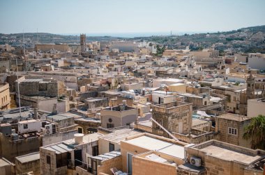 Gozo Adası 'nın nefes kesici panoramik manzarası, kayan tepelerini, tarihi mimarisini ve Akdeniz güneşinin altındaki çarpıcı kıyı şeridini gözler önüne seriyor..