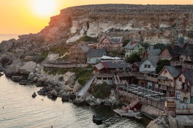 Meşhur Temel Reis Köyü 'nün ve parlak güneşin altında parlayan renkli ahşap evleri ve turkuaz sularıyla Malta' daki güzel körfezinin pitoresk bir manzarası..