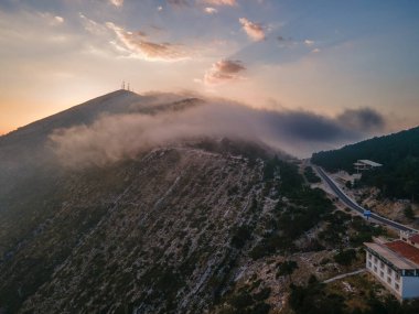 Arnavutluk 'un Theth dağ köyü ile Arnavutluk' un uzak Vermosh köyü arasındaki sıcak akşam ışığında Arnavutluk dağ manzarası. Yüksek kalite fotoğraf