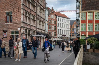 Gent, Belçika - 23 Mart 2025 Gent, Belçika 'nın büyüleyici caddelerinin ve tarihi mimarisinin pitoresk bir manzarası.