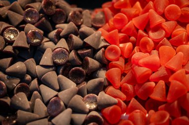 Gent 'te bir markette satılık geleneksel Belçika Cuberdon şekerlerinin canlı bir gösterisi. Bu koni şeklindeki, jelatin dolu şekerler, zengin lezzetleriyle bilinen yerel bir lezzettir.