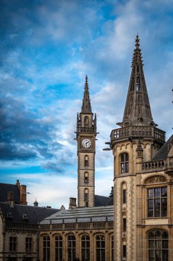 Gent, Belçika 'nın büyüleyici caddelerinin ve tarihi mimarisinin pitoresk bir manzarası..