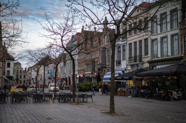 Gent, Belçika - 23 Mart 2025 Gent, Belçika 'nın büyüleyici caddelerinin ve tarihi mimarisinin pitoresk bir manzarası.