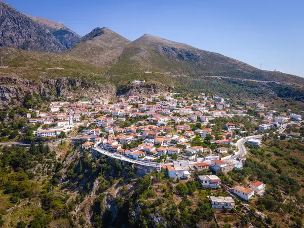 Dağların yamacında beyaz evleri olan Dhermi 'nin sahil köyü. Arnavutluk. Yüksek kalite fotoğraf