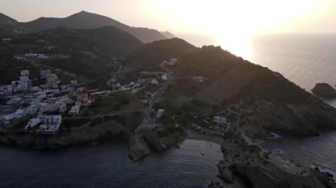 Yunanistan 'ın Girit kentindeki Bali kıyı kasabasında nefes kesici bir güneş doğuyor. Altın ışık denizi ve etrafını saran tepeleri aydınlatarak huzurlu ve resimli bir Akdeniz manzarası yaratır..