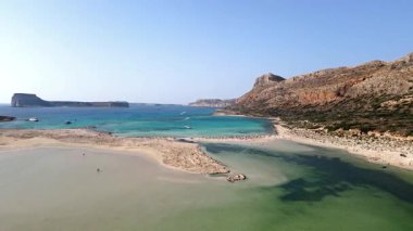 Girit, Yunanistan 'daki Mavi Göl' ün çarpıcı hava manzarası. Kristal berraklığında turkuaz sular, beyaz kumlu plajlar ve engebeli kıyı şeridi nefes kesici bir doğal cennet yaratır..