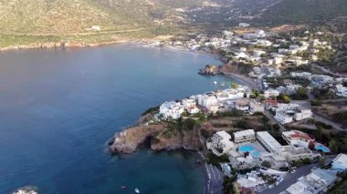 Yunanistan 'ın Girit kentindeki Bali kıyı kasabasında nefes kesici bir güneş doğuyor. Altın ışık denizi ve etrafını saran tepeleri aydınlatarak huzurlu ve resimli bir Akdeniz manzarası yaratır..