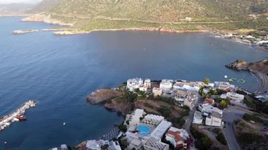 Yunanistan 'ın Girit kentindeki Bali kıyı kasabasında nefes kesici bir güneş doğuyor. Altın ışık denizi ve etrafını saran tepeleri aydınlatarak huzurlu ve resimli bir Akdeniz manzarası yaratır..