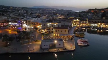 Sakin sularla çevrili tarihi Rethymno Deniz fenerinin İHA görüntüleri..