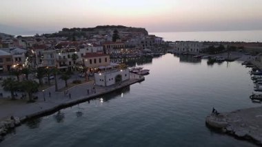 Sakin sularla çevrili tarihi Rethymno Deniz fenerinin İHA görüntüleri..