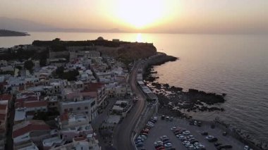 Sakin sularla çevrili tarihi Rethymno Deniz fenerinin İHA görüntüleri..