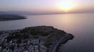 Sakin sularla çevrili tarihi Rethymno Deniz fenerinin İHA görüntüleri..