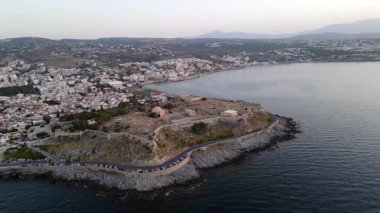 Sakin sularla çevrili tarihi Rethymno Deniz fenerinin İHA görüntüleri..