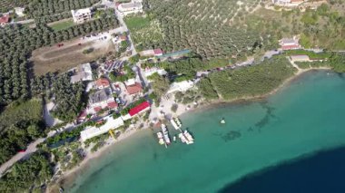 Girit, Georgioupolis yakınlarındaki Kournas Gölü 'nün nefes kesici hava manzarası. Bu drone görüntüsü gölün çarpıcı turkuaz sularını yakalıyor, yemyeşil tepeler ve doğal güzelliklerle çevrili..