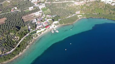 Girit, Georgioupolis yakınlarındaki Kournas Gölü 'nün nefes kesici hava manzarası. Bu drone görüntüsü gölün çarpıcı turkuaz sularını yakalıyor, yemyeşil tepeler ve doğal güzelliklerle çevrili..