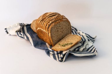 Sıcak ve sade bir mutfak havlusunun üzerinde altın ve çıtır çıtır ev yapımı ekmek dilimleri..