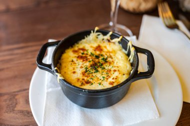 Klasik Normandiya usulü pişmiş yumurta kremalı Camembert peyniri, zengin ve rahatlatıcı bölgesel spesiyal peynir severler için mükemmeldir..