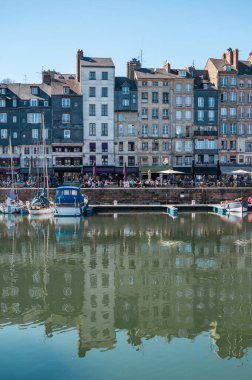 Honfleur 'da yarım ahşap evler, antika dükkanlar ve canlı çiçek sergileriyle dolu pitoresk kaldırımlı bir cadde eski dünya cazibesini yakalıyor.