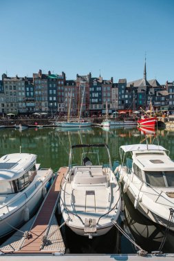 Honfleur 'da yarım ahşap evler, antika dükkanlar ve canlı çiçek sergileriyle dolu pitoresk kaldırımlı bir cadde eski dünya cazibesini yakalıyor.