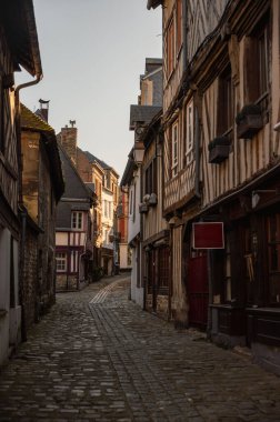 Honfleur 'da yarım ahşap evler, antika dükkanlar ve canlı çiçek sergileriyle dolu pitoresk kaldırımlı bir cadde eski dünya cazibesini yakalıyor.